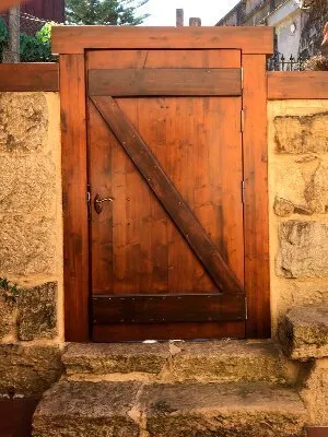 Puertas de madera con tratamiento especial para la duración