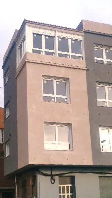 Edificio revestido con corcho proyectado en Marín